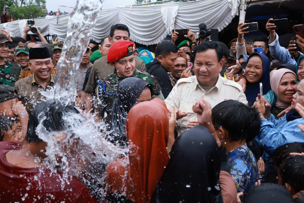 Menteri Pertahanan Prabowo Subianto meresmikan pembangunan sembilan titik sumber air bersih di Kabupaten Sukabumi, Sabtu (30/12/2023). (Foto: Humas Kemenhan) 