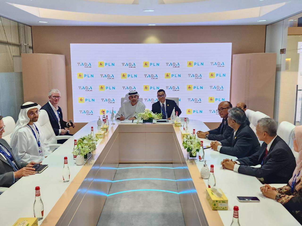 Penandatanganan MoU kerja sama antara PLN dan TAQA dalam mendukung transisi energi di Indonesia oleh Direktur Utama PLN Darmawan Prasodjo (tengah kanan) dan TAQA’s Group CEO and Managing Director Jasim Husain Thabet (tengah kiri) di sela agenda COP28 di Dubai, Uni Emirat Arab (UEA), pada Senin, (4/12)
