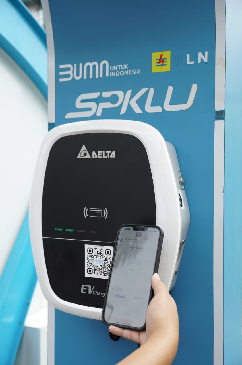 Ilustrasi penggunaan fitur  Electric Vehicle pada aplikasi PLN Mobile di salah satu Stasiun Pengisian Kendaraan Listrik Umum (SPKLU). (Foto: Istimewa) 