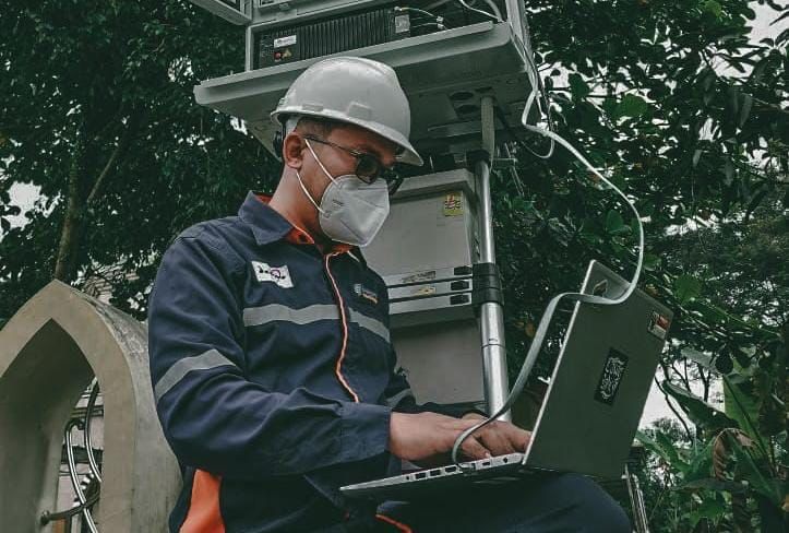Petugas PLN Icon Plus sedang melakukan pemeriksaan jaringan internet untuk meningkatkan keandalan jaringan. (Foto: Istimewa) 