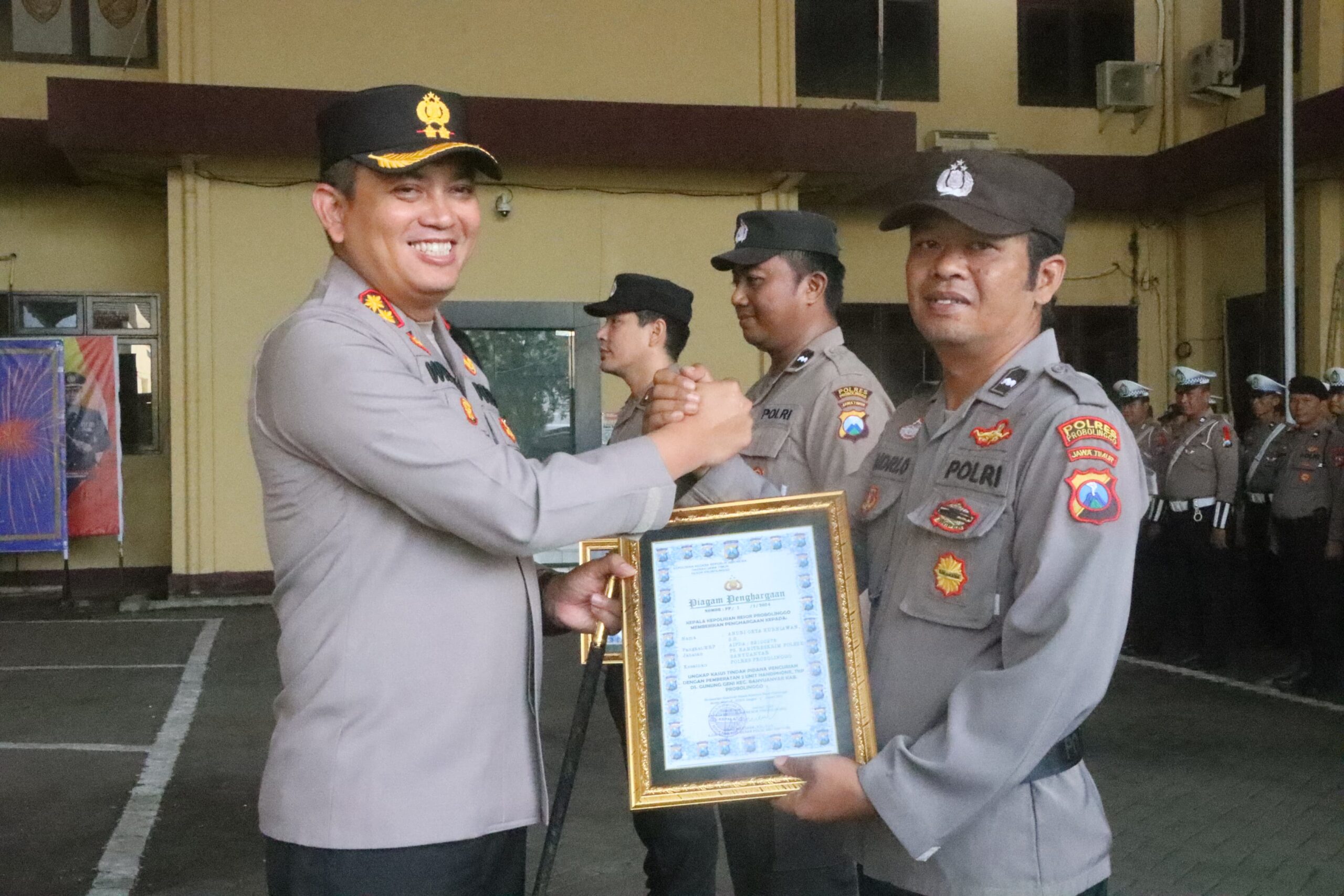 Kapolres Probolinggo AKBP Wisnu Wardana memberi penghargaan anggotanya yang berprestasi di lingkungan Polres Probolinggo. (Foto: Istimewa) 