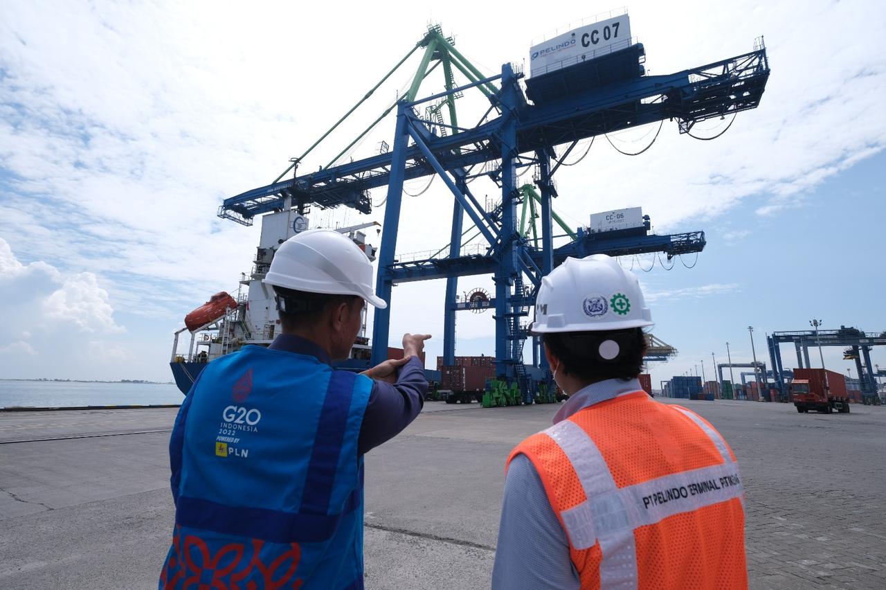 Petugas PLN dan Pegawai Pelindo Terminal Petikemas New Makassar melakukan inspeksi saat aktivitas bongkar muat petikemas. (Foto: Istimewa) 