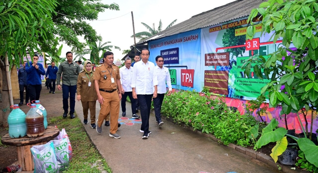 Presiden Jokowi meninjau hasil realisasi penyerapan dana desa di Desa Margagiri, Kecamatan Bojonegara, Kabupaten Serang, Provinsi Banten, Senin, 8 Januari 2024. (Foto: BPMI Setpres) 