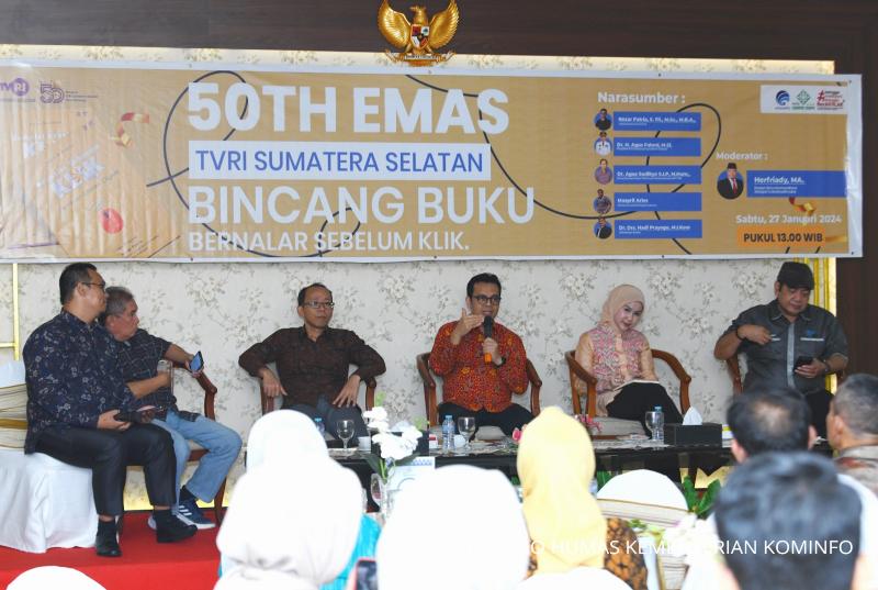 Wamenkominfo Nezar Patria dalam acar Bedah Buku Bernalar Sebelum Klik di Hotel Swarna Dwipa Palembang, Sumatera Selatan, Sabtu (27/01/2024). (Foto: Humas Kemkominfo) 