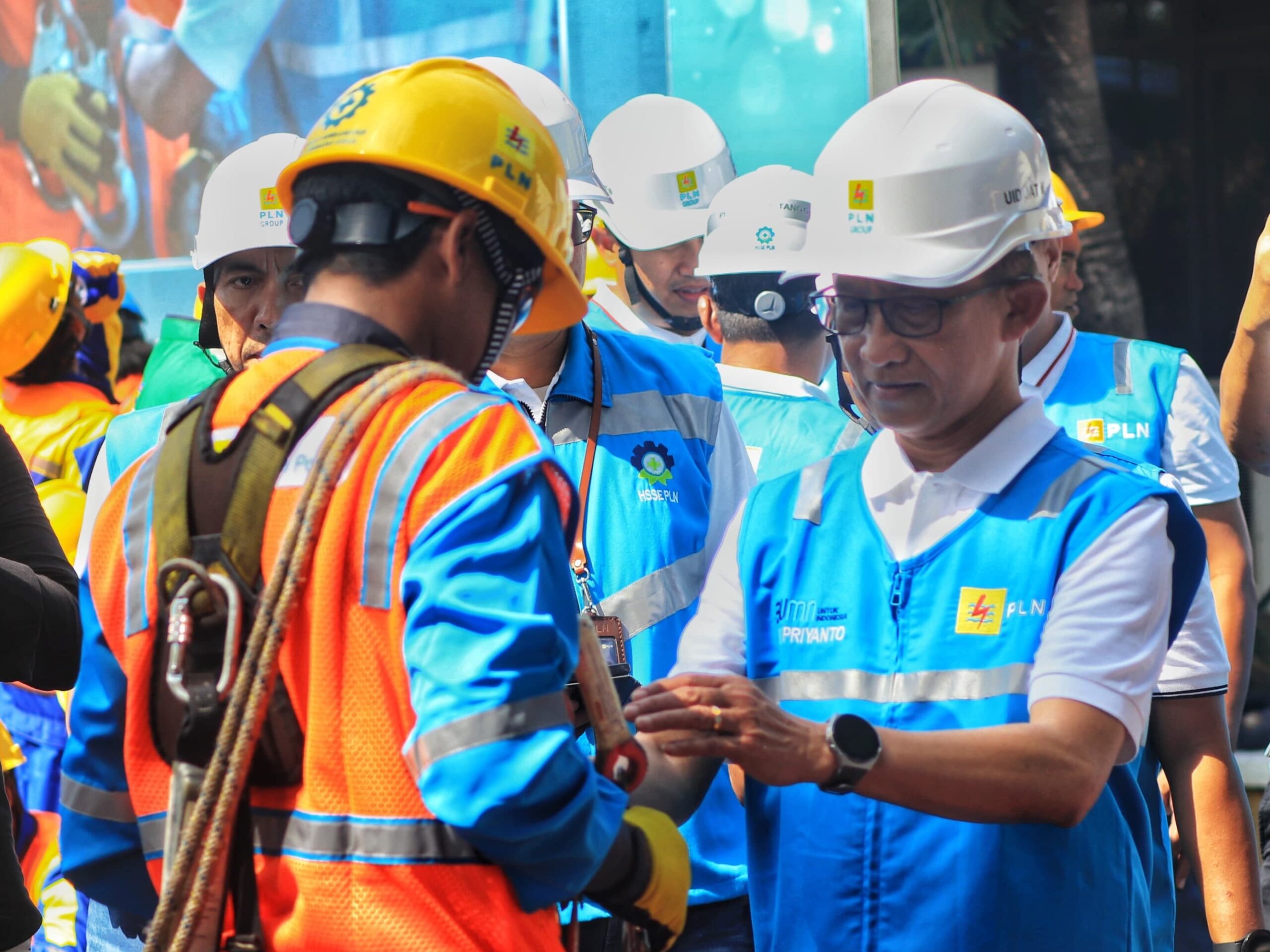 Direktur Distribusi PLN Adi Priyanto (kanan) saat mengecek kesiapan peralatan kerja petugas pelayanan teknik pada acara Inspection Day yang digelar di kantor PLN Unit Pelaksana Pelayanan Pelanggan (UP3) Surabaya Selatan, Jumat (2/02). (Foto: Istimewa) 