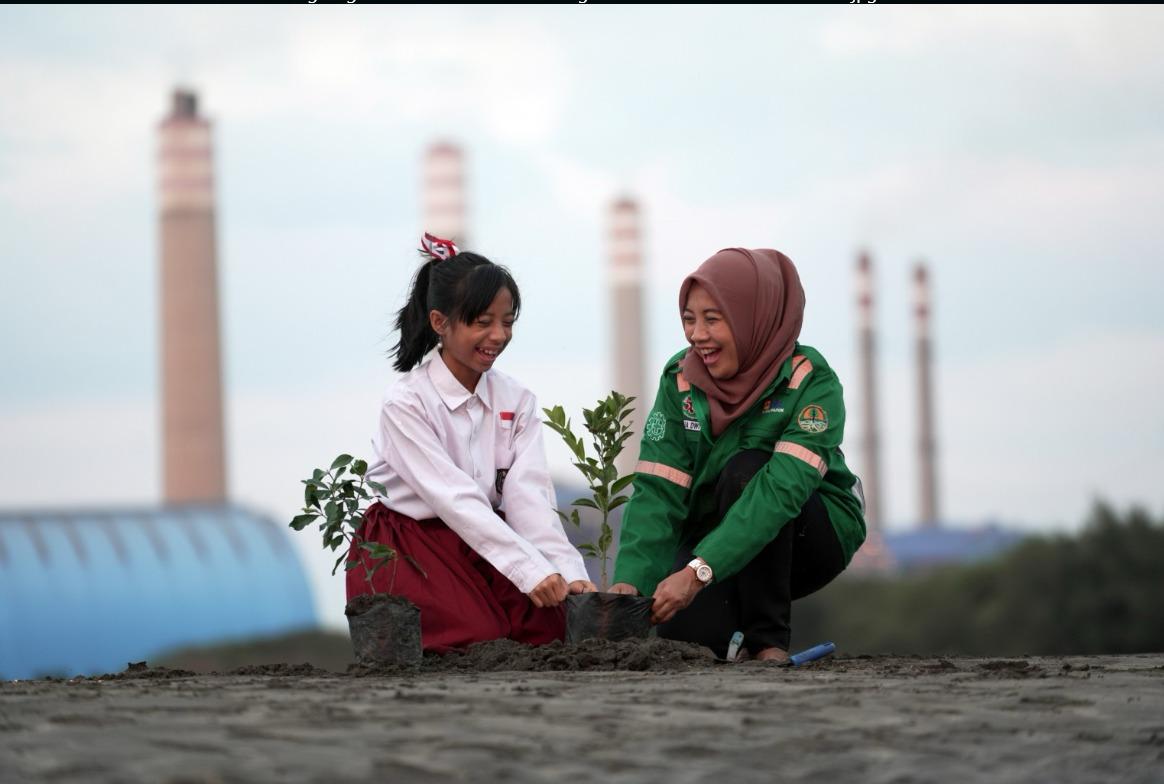 PLN melibatkan pelajar setempat dalam melakukan penanaman pohon di sekitar Pembangkit Listrik Tenaga Uap (PLTU) Paiton 1-2 sebagai bentuk penerapan ESG dalam melestarikan lingkungan. (Foto: Istimewa) 