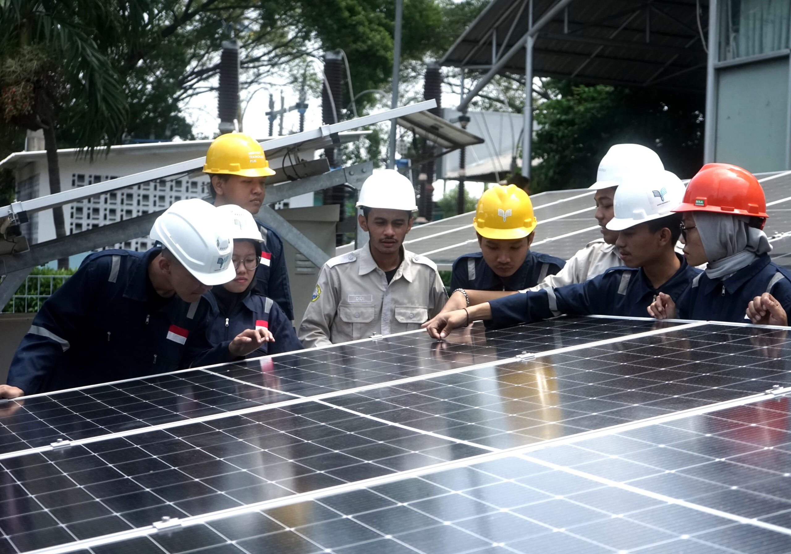Mahasiswa ITPLN mempelajari langsung operasional pembangkit listrik tenaga surya yang berada di kawasan kampus ITPLN. (Foto: Istimewa) 