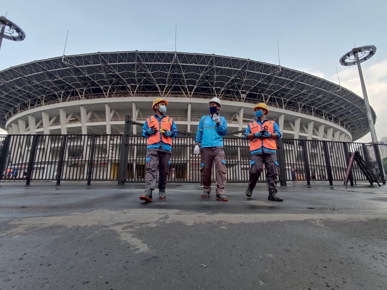 Petugas PLN melakukan pengecekan kelistrikan Stadion Utama Gelora Bung Karno, Senayan, Jakarta. (Foto: Istimewa) 