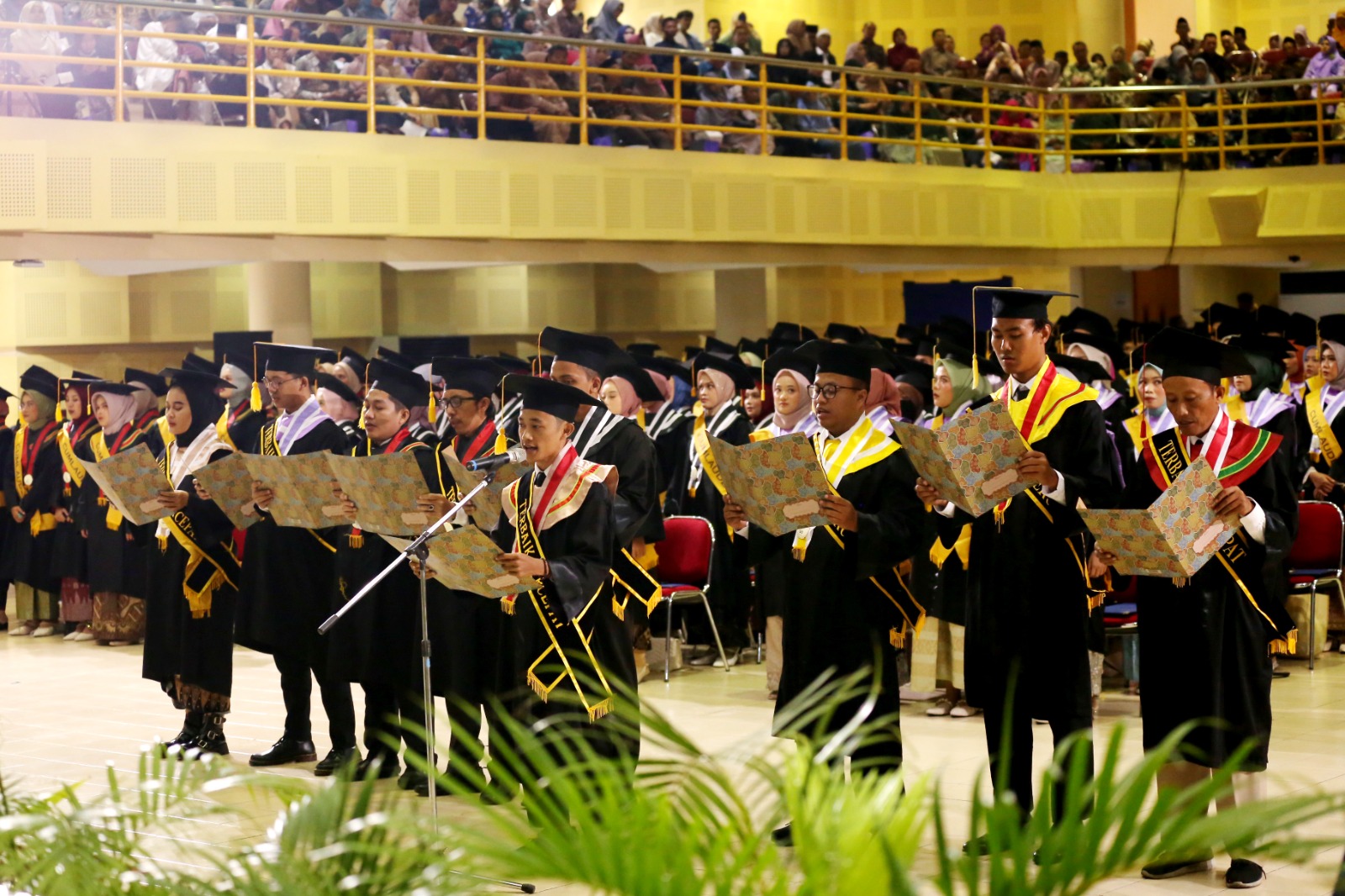 Rektor UIN Sunan Kalijaga, Prof. H. Phil Al Makin, S. Ag., M.A., mewisuda 1030 orang lulusan, pada agenda Wisuda Sarjana, Magister, dan Doktor Periode II, Tahun Akademik 2023/2024. (Foto: Istimewa) 