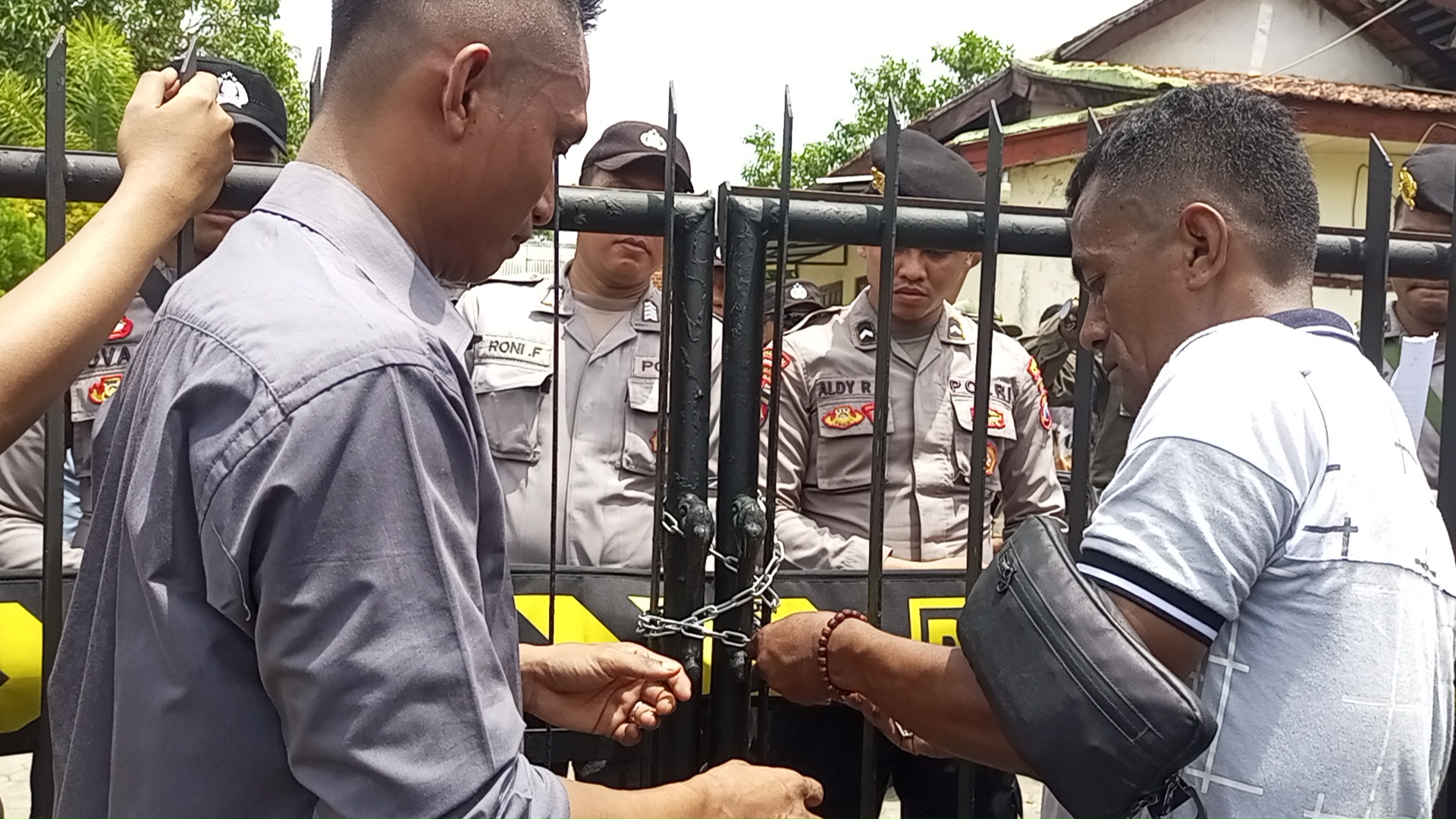 Massa aksi melakukan penyegelan terhadap Gedung Dinkes Sumenep, Selasa (6/2/2024). (Foto: Serikat News)