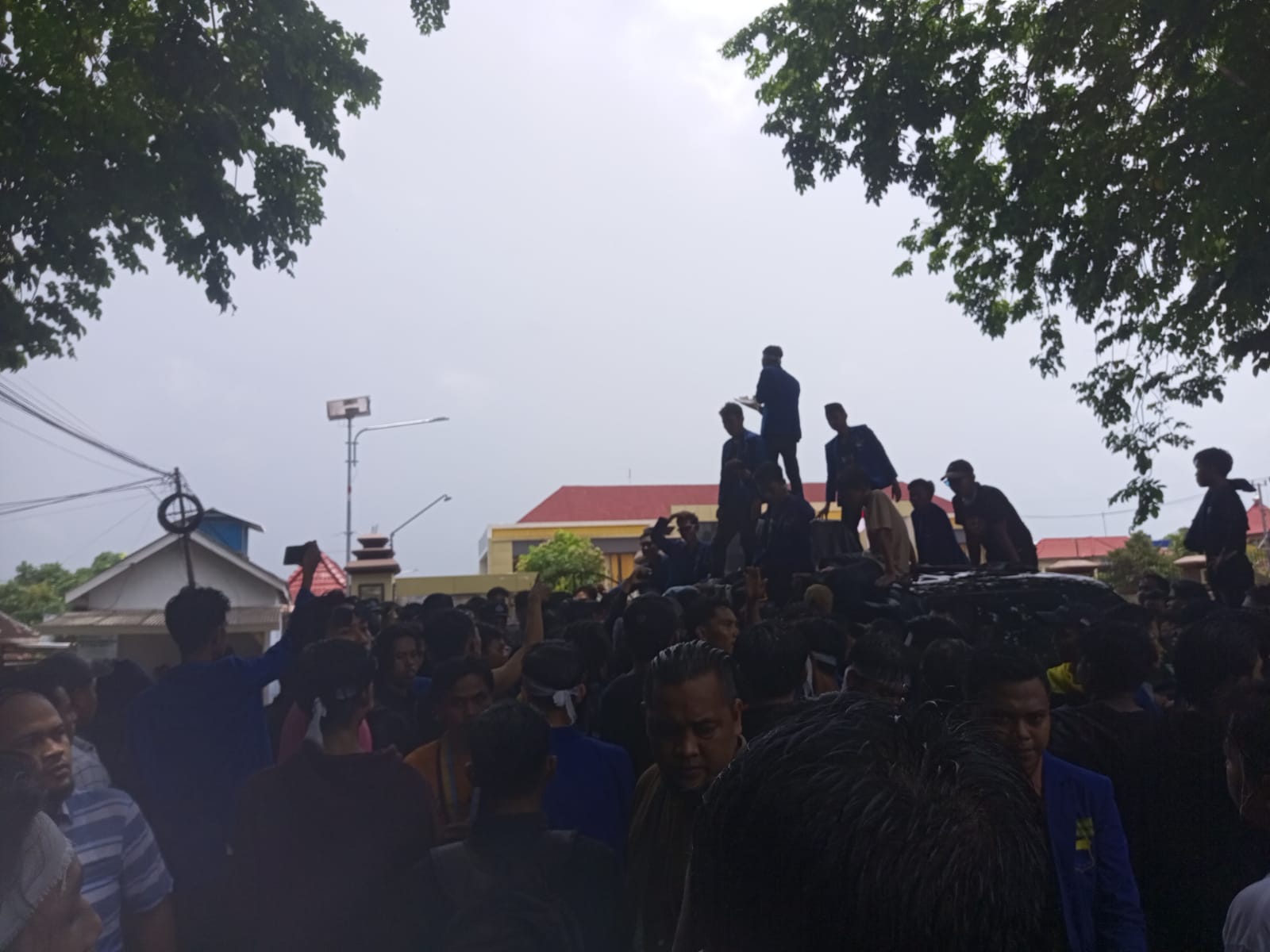 Aktivis Pergerakan Mahasiswa Islam Indonesia (PMII) Cabang Sumenep menggelar aksi di Mapolres Sumenep. (Foto: Serikat News)