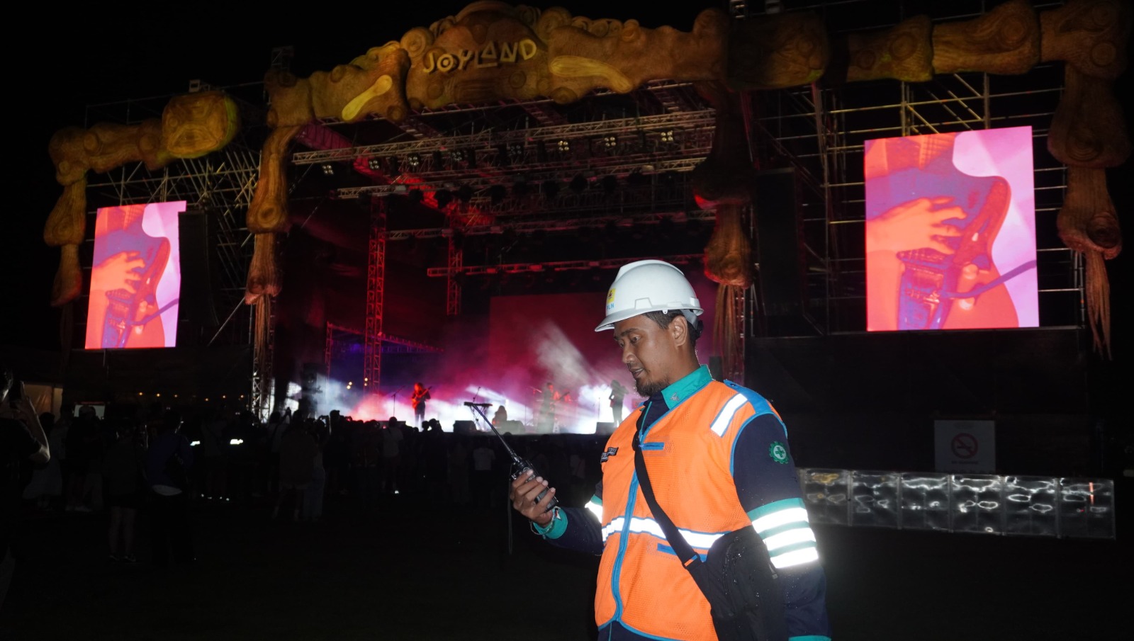 Petugas PLN melakukan siaga untuk memastikan keandalan listrik selama kegiatan Festival Joyland 2024 berlangsung. (Foto: Istimewa) 