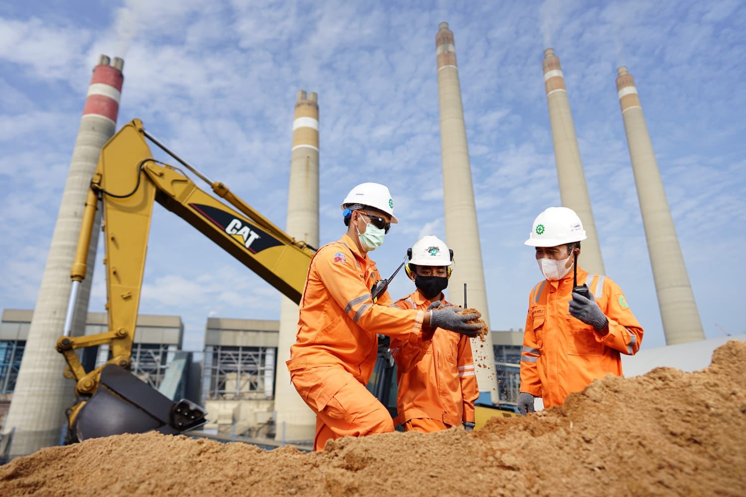 Petugas PLN melakukan pengecekan terhadap biomassa yang berasal dari serbuk kayu untuk digunakan sebagai substitusi bahan bakar batu bara atau co-firing di Pembangkit Listrik Tenaga Uap (PLTU) Suralaya, Cilegon, Banten. (Foto: Istimewa) 
