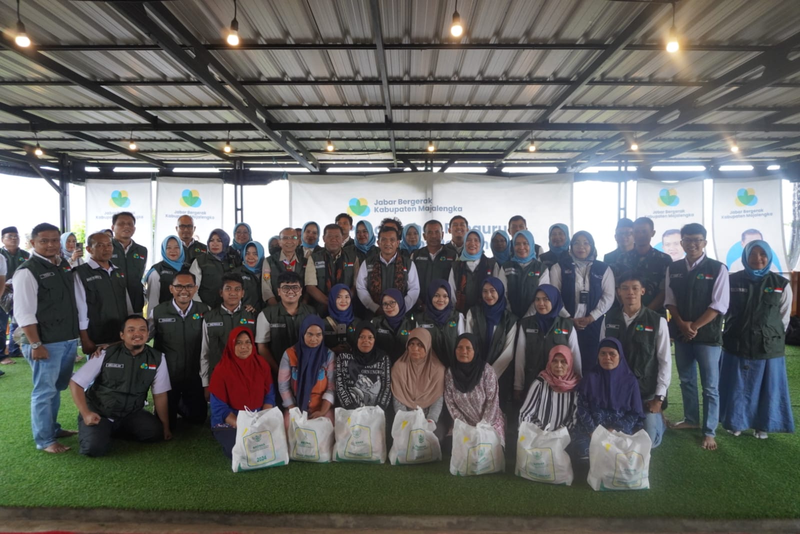 Jabar Bergerak Kabupaten Majalengka menggelar bakti sosial berupa pembagian sembako, pemeriksaan, dan pengobatan gratis, di Desa Argasari, Kecamatan Talaga. (Foto: Istimewa) 