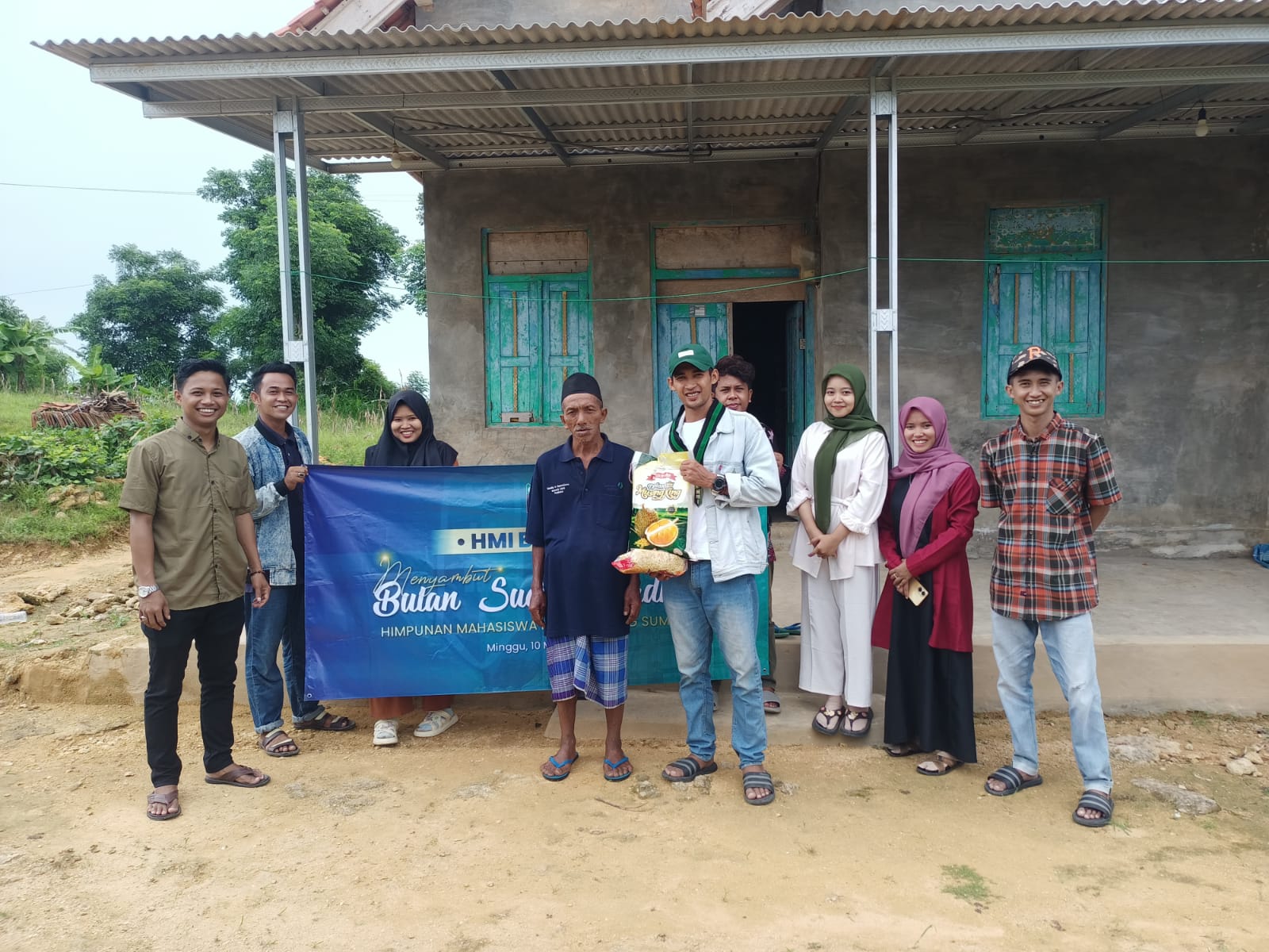 Himpunan Mahasiswa Islam (HMI) Cabang Sumenep melakukan kegiatan bagi-bagi sembako kepada kaum dhuafa, di Desa Gadu Barat, Kecamatan Ganding, Kabupaten Sumenep, Minggu (10/3/2024). (Foto: Serikat News) 
