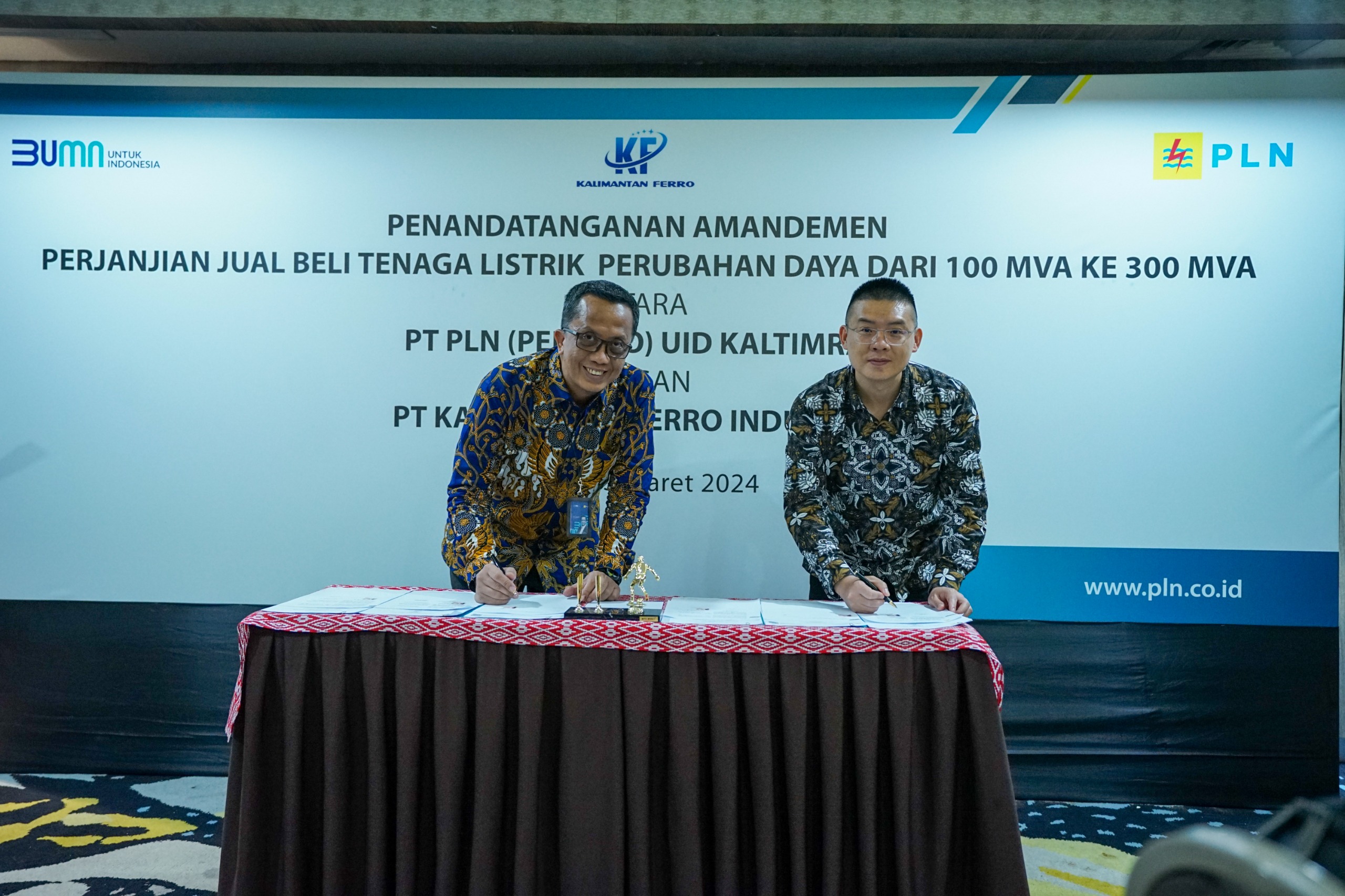General Manager PLN Unit Induk Distribusi Kalimantan Timur dan Kalimantan Utara, Agung Murdifi dan Direktur PT Kalimantan Ferro IndustryI, Li Jian saat melakukan penandatanganan Amandemen Perjanjian Jual Beli Tenaga Listrik dari 100 Mega Volt Ampere (MVA) menjadi 300 MVA, pada Selasa (5/3) di Jakarta. (Foto: Istimewa) 