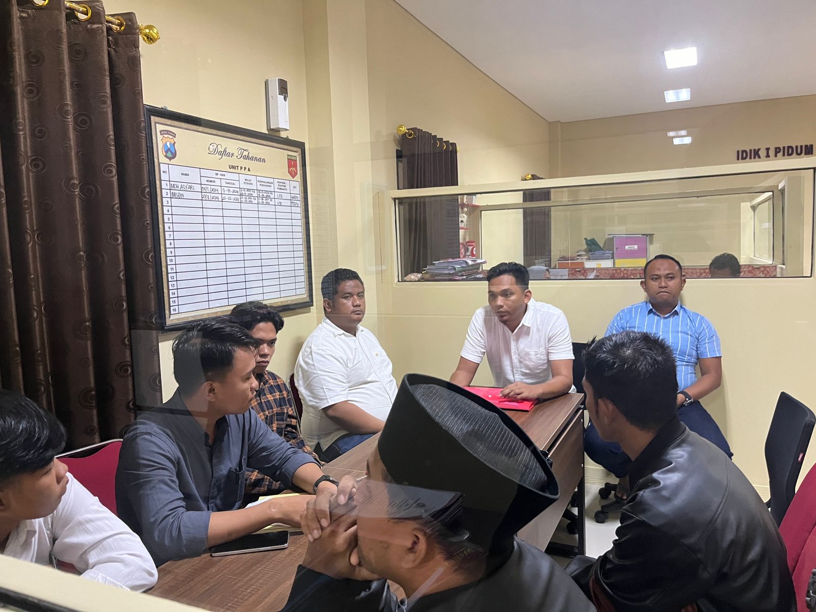 Aliansi Penyelamat Masyarakat Sumenep (APMS) melakukan audiensi ke kantor Polres Sumenep pada Rabu (13/3/2024) siang. (Foto: Serikat News) 