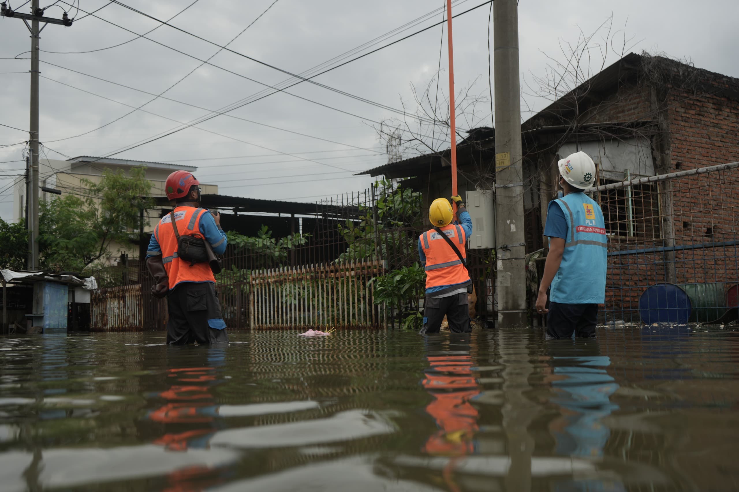 Petugas PLN melakukan pengamanan listrik daerah terdampak banjir di Semarang, Jawa Tengah, pada Kamis (14/3). (Foto: PLN) 