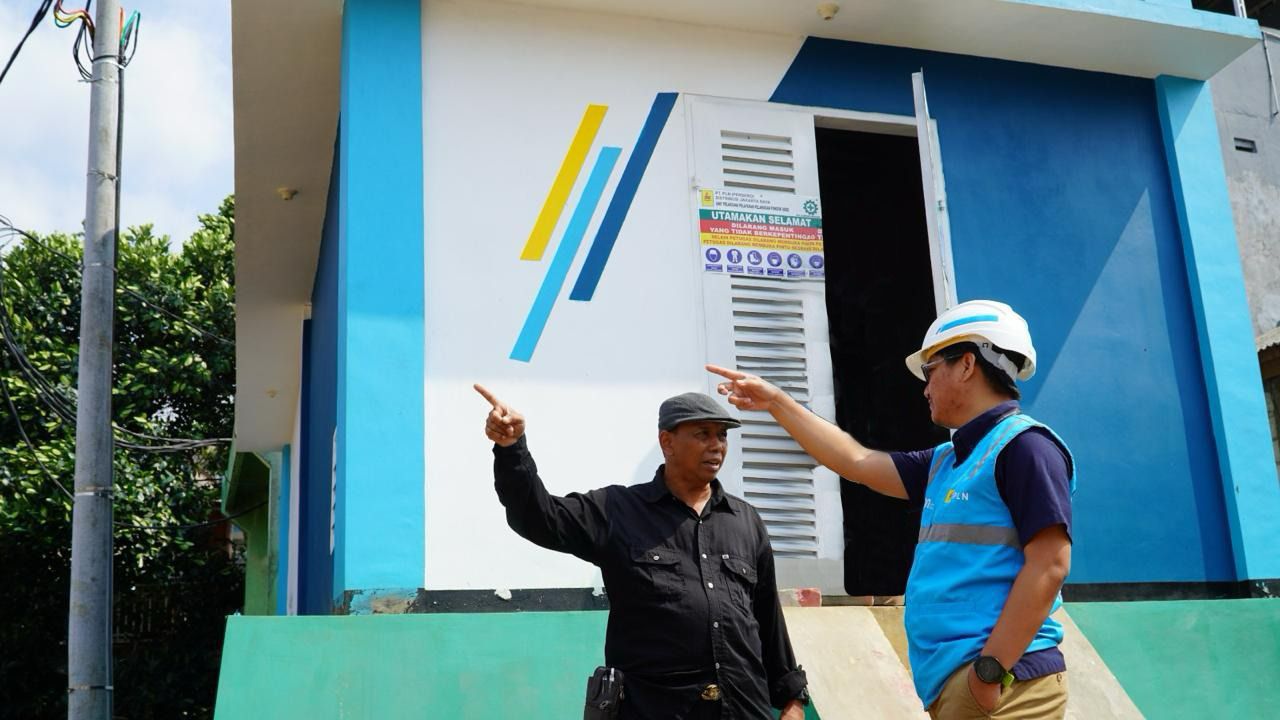 Petugas PLN beserta petugas keamanan lingkungan setempat saat melakukan pengecekan gardu distribusi listrik yang terbuat dari FABA. (Foto: Istimewa) 