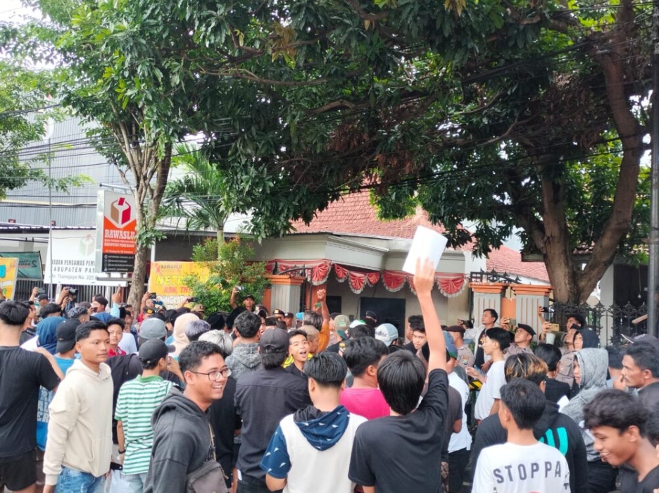 Komisi Pemilihan Umum (KPU) dan Badan Pengawas Pemilu (Bawaslu) Kabupaten Pamekasan diwarnai dengan gelombang aksi unjuk rasa, pada Jumat (01/03/2024). (Foto: Serikat News)