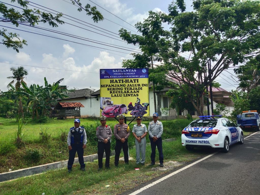 Satlantas Polres Sumenep, Madura, Jawa Timur, melakukan pemasangan baliho dan spanduk imbauan di jalan utama yang rawan terjadi kecelakaan, Sabtu (9/3/2024). (Foto: Istimewa) 