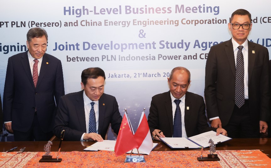 Disaksikan oleh Direktur Utama PLN, Darmawan Prasodjo (paling kanan) dan Board Chairman of CEEC, Song Hailiang (paling kiri), penandatanganan Perjanjian Studi Pengembangan Bersama (Joint Development Study Agreement/ JDSA) dilakukan oleh Direktur Utama PLN Indonesia Power, Edwin Nugraha (kedua dari kanan) dan Chairman of China Energy International Group, Lyu Zexiang (kedua dari kiri) di Jakarta pada (21/3). (Foto: PLN)