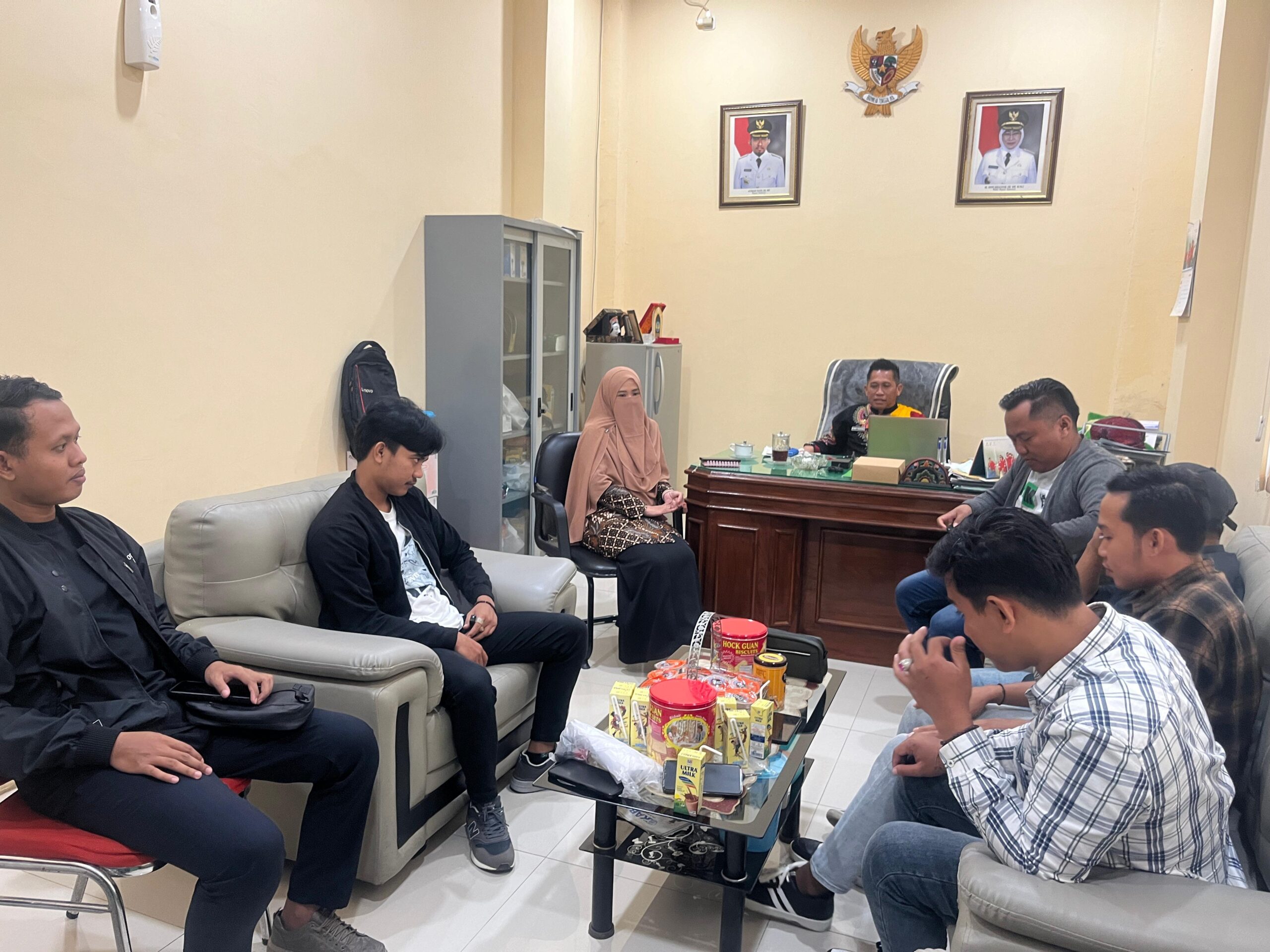 Aktivis MPR Madura Raya melakukan audiensi kepada Pemerintah Kabupaten (Pemkab) Sumenep ihwal galian c ilegal. (Foto: Serikat News) 