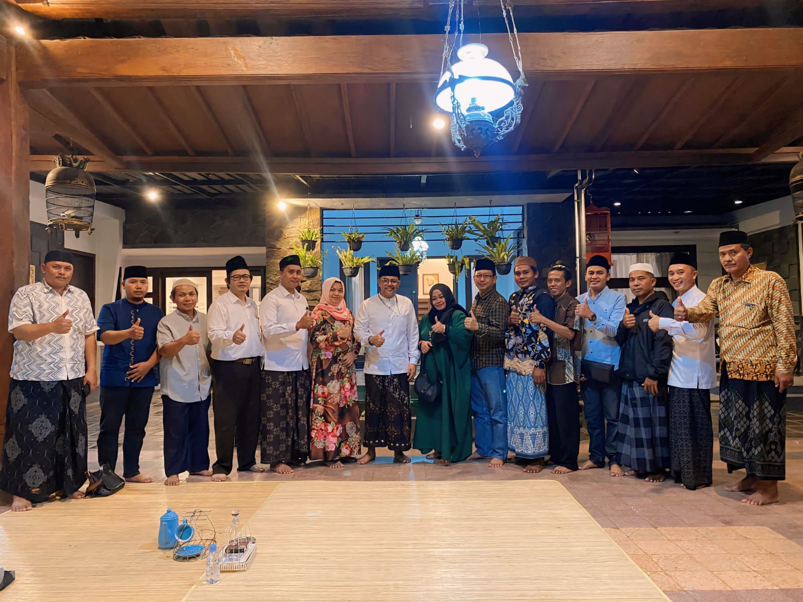 Acara silaturahmi yang diadakan di kediaman Gus Haris di Jalan Raya Pajarakan - Condong, Desa Karangbong, Kecamatan Pajarakan, Kabupaten Probolinggo, pada Selasa (14/05/2024) malam. (Foto: Istimewa) 