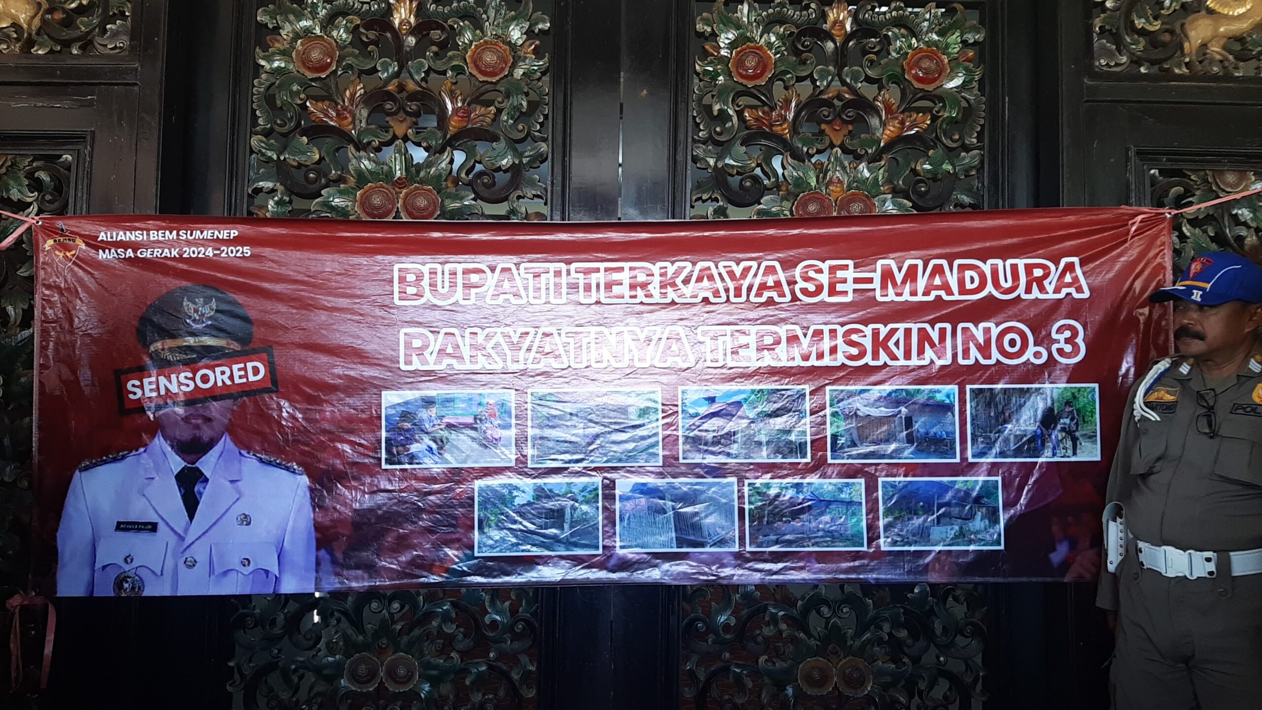 Aliansi Badan Eksekutif Mahasiswa Sumenep menyegel area Pemkab Sumenep dengan meletakkan banner di depan pintu masuk kantor, Kamis (16/5/2024). (Foto: Serikat News) 