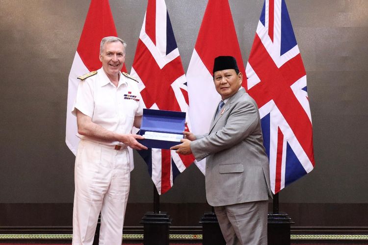 Menteri Pertahanan RI Prabowo Subianto menerima kunjungan kehormatan Panglima Angkatan Bersenjata Inggris Tony Radakin, Kamis (30/5/2024). (Foto: Kemenhan)