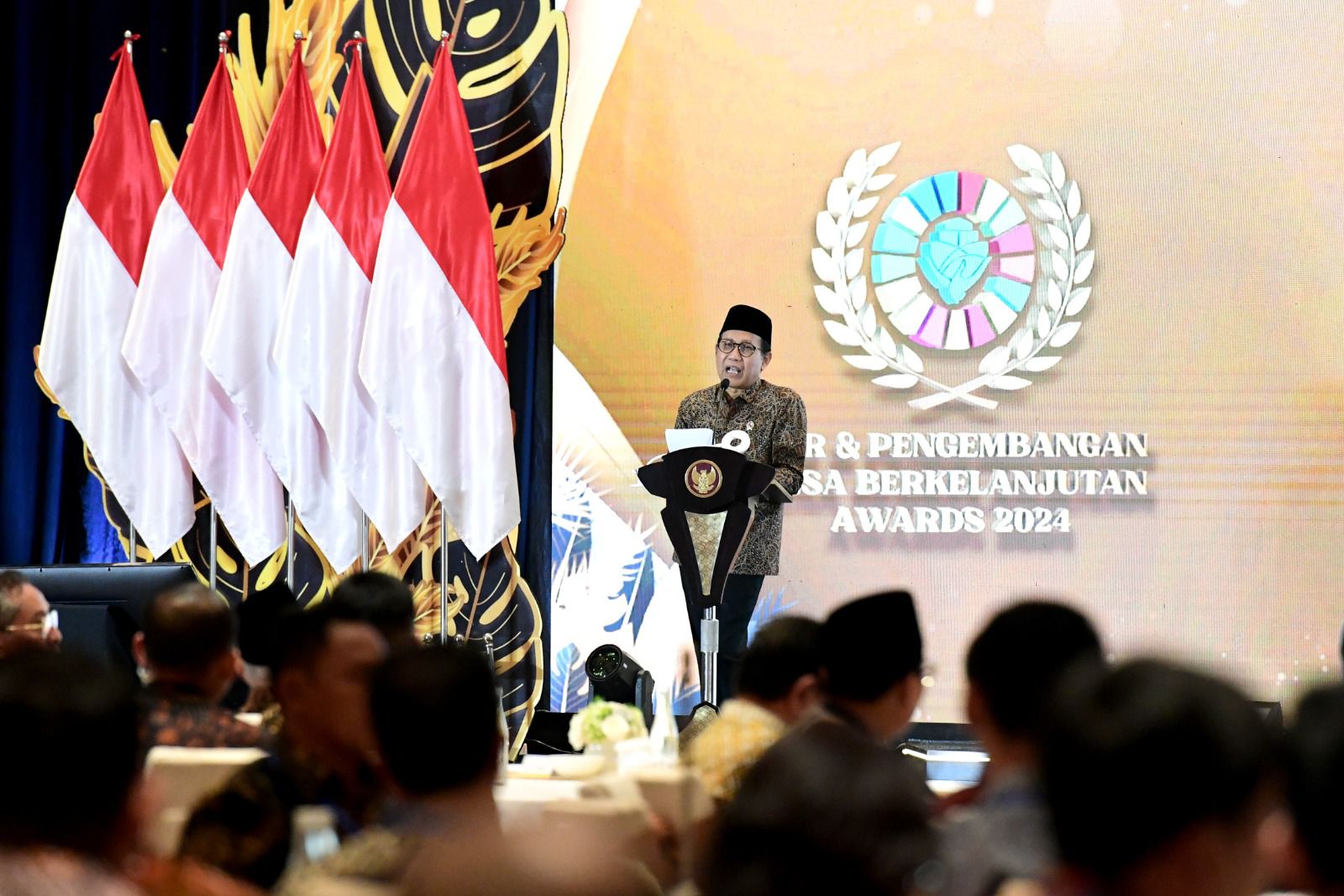Menteri Desa Pembangunan Daerah Tertinggal dan Transmigrasi (Mendes PDTT) Abdul Halim Iskandar saat penganugerahan Corporate Social Responsibility dan Pengembangan Desa Berkelanjutan Award 2024 di Jakarta, Selasa (7/5/2024). (Foto: Humas Kemendes PDTT)