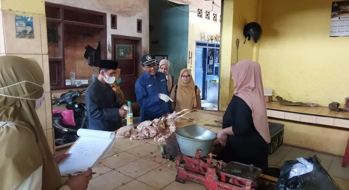 Diperta Kabupaten Probolinggo melakukan pembinaan terhadap pedagang hewan di Pasar Semampir, Kecamatan Kraksaan, Kabupaten Probolinggo, Senin (3/6/2024). (Foto: Istimewa) 