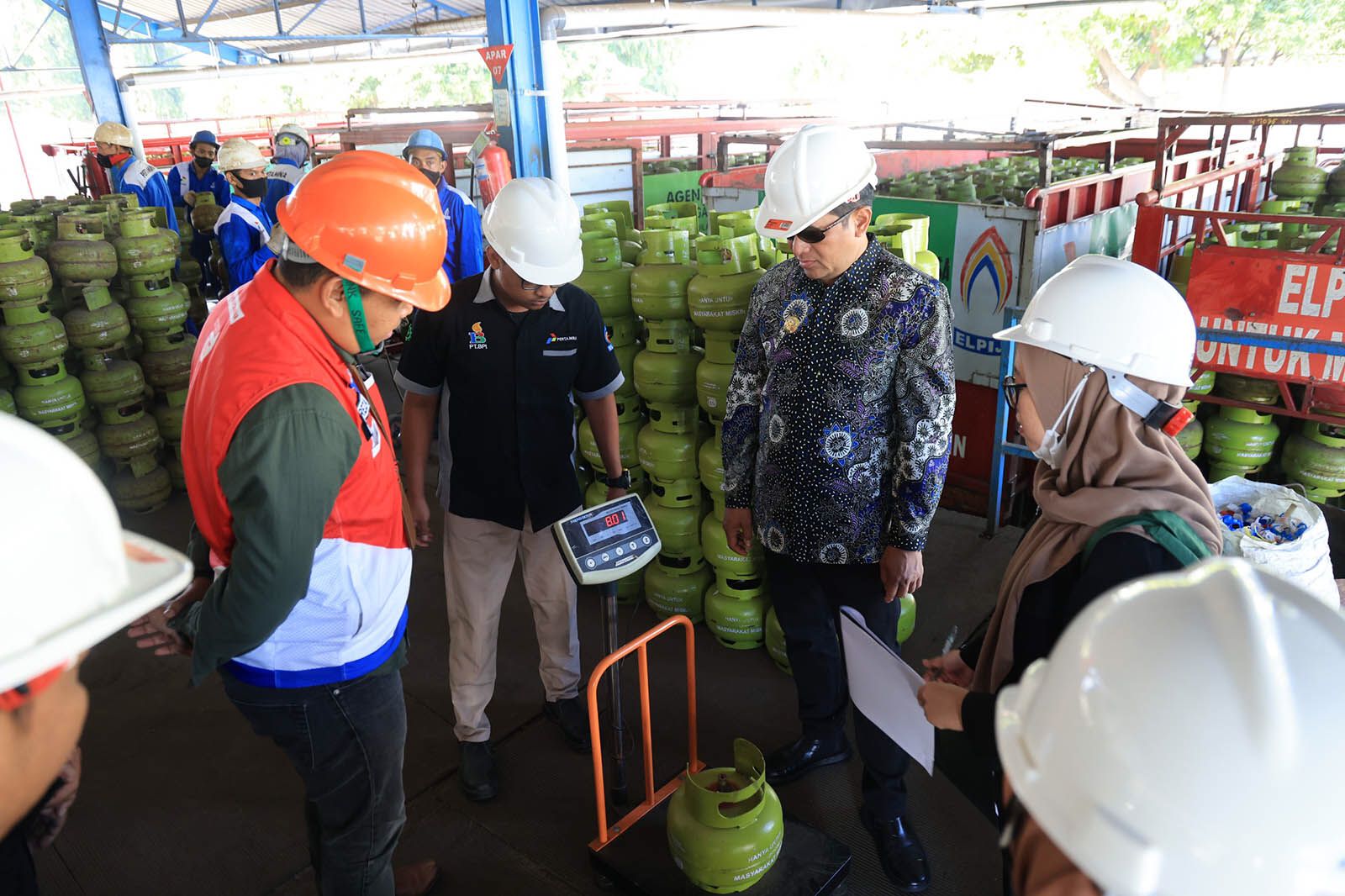 Penjabat (Pj) Wali Kota Probolinggo Nurkholis melakukan Sidak di Stasiun Pengisian Bahan Bakar Elpiji (SPBE) Kota Probolinggo. (Foto: Istimewa) 