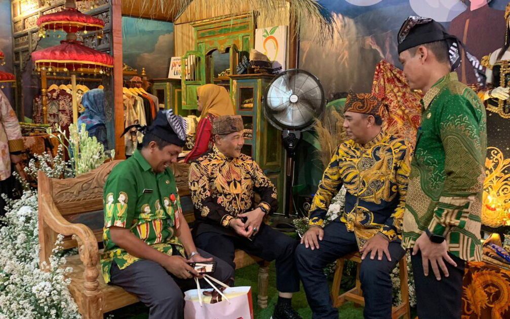 Plh Bupati Probolinggo Heri Sulistyanto, S.Sos., M.Si, hadir dalam acara pembukaan pekan batik daerah budaya bangsa di Alun-alun Kabupaten Bojonegoro, Provinsi Jawa Timur, Rabu (5/6/2024). (Foto: Istimewa) 
