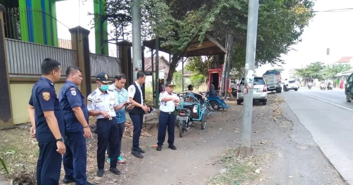 Dishub Kabupaten Probolinggo melakukan survei lokasi untuk revitalisasi traffic light di Kandangjati, Kecamatan Kraksaan, Kabupaten Probolinggo. (Foto: Istimewa) 