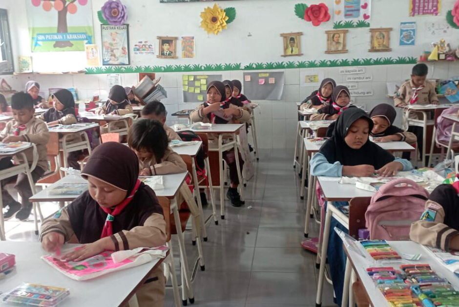 Sejumlah siswa mengikuti lomba mewarnai tingkat Provinsi Jatim. (Foto: Istimewa)
