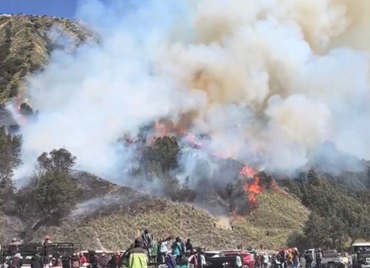 Gunung Batok kawasan Gunung Bromo Terbakar. (Foto: Tangkap layar Vidio)
