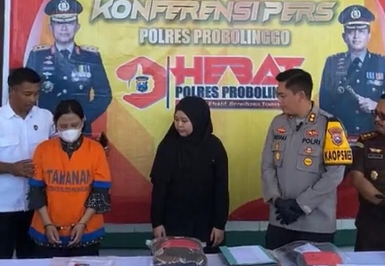 Pelaku dan barang buktinya saat dihadirkan pada jumpa pers di Mapolres Probolinggo. (Foto: Istimewa) 