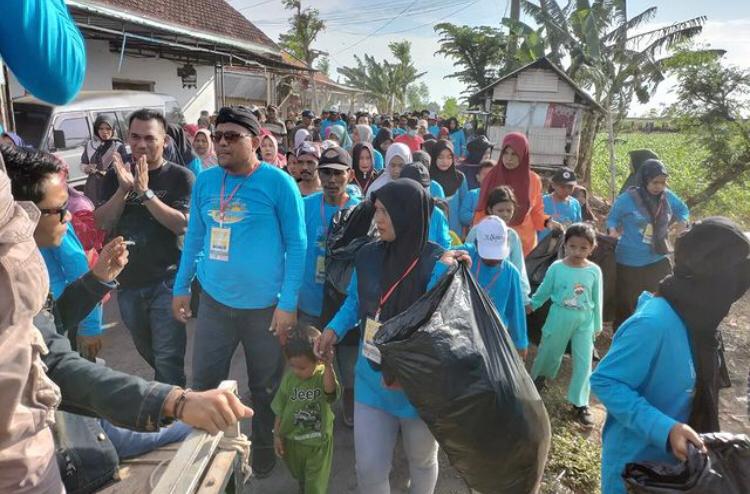 Bersih-bersih pantai dan laut dari limbah plastik di Pantai Darmo, Desa Banjarsari, Kecamatan Sumberasih, Kabupaten Probolinggo, Minggu (30/6/2024). (Foto: Istimewa) 