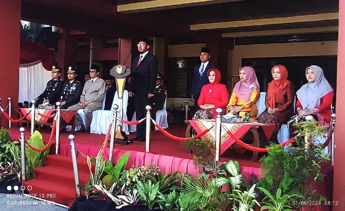 Bupati Sumenep Achmad Fauzi mewajibkan aparatur sipil negara (ASN) di lingkungan Pemkab Sumenep untuk mengenakan songkok nasional selama bulan Juni 2024. (Foto: Istimewa)