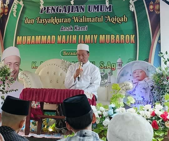 KH. Musleh Adnan mengisi pengajian umum dalam rangka tasyakuran dan walimatul aqiqah pada Minggu (16/6/2024), di Dusun Gunung, Desa Bragung, Kecamatan Guluk-Guluk, Sumenep. (Foto: Serikat News) 