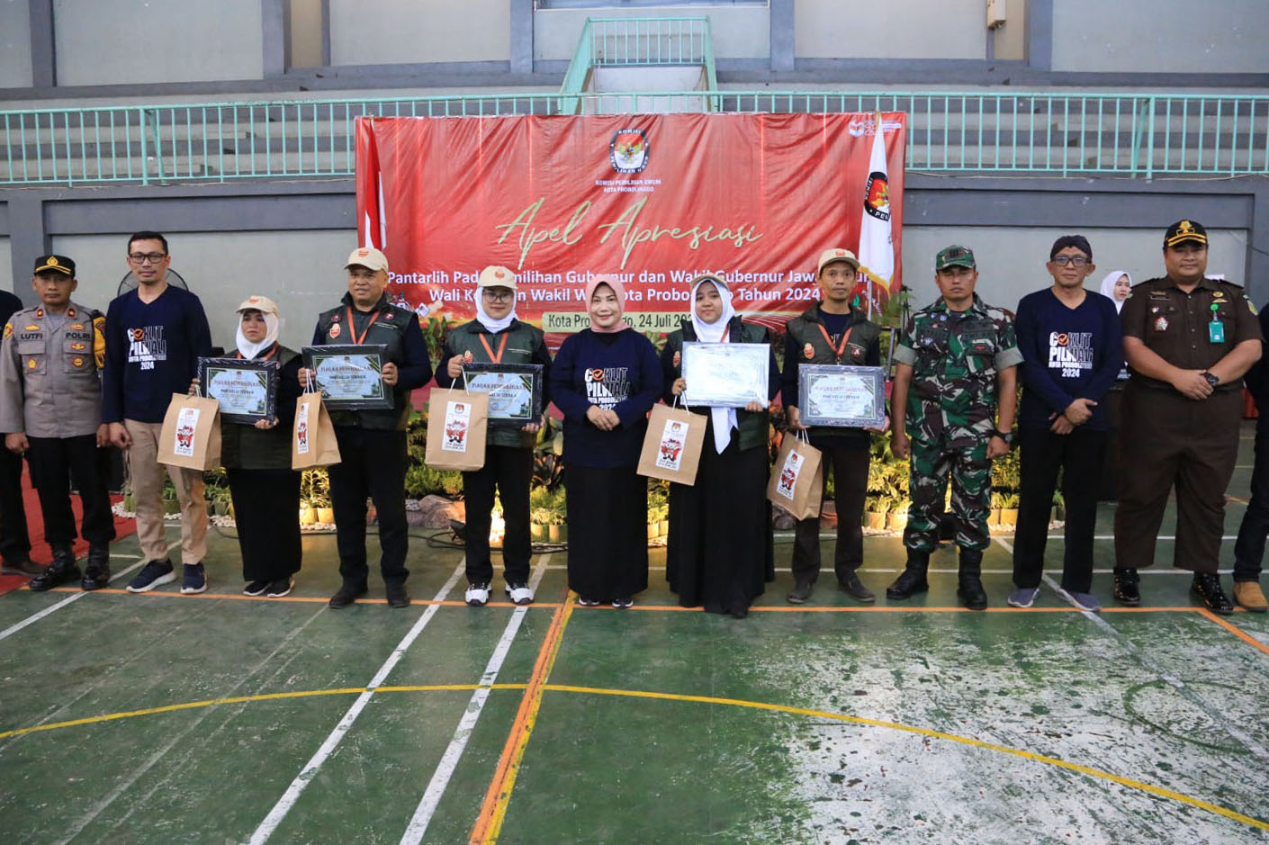 Sebanyak 651 orang Pantarlih mengikuti Apel Apresiasi Pantarlih dalam rangka persiapan pemilihan Gubernur dan Wakil Gubernur Jawa Timur serta Wali Kota dan Wakil Wali Kota Probolinggo tahun 2024, di GOR Mastrip, Rabu (24/7/2024). (Foto: Istimewa)