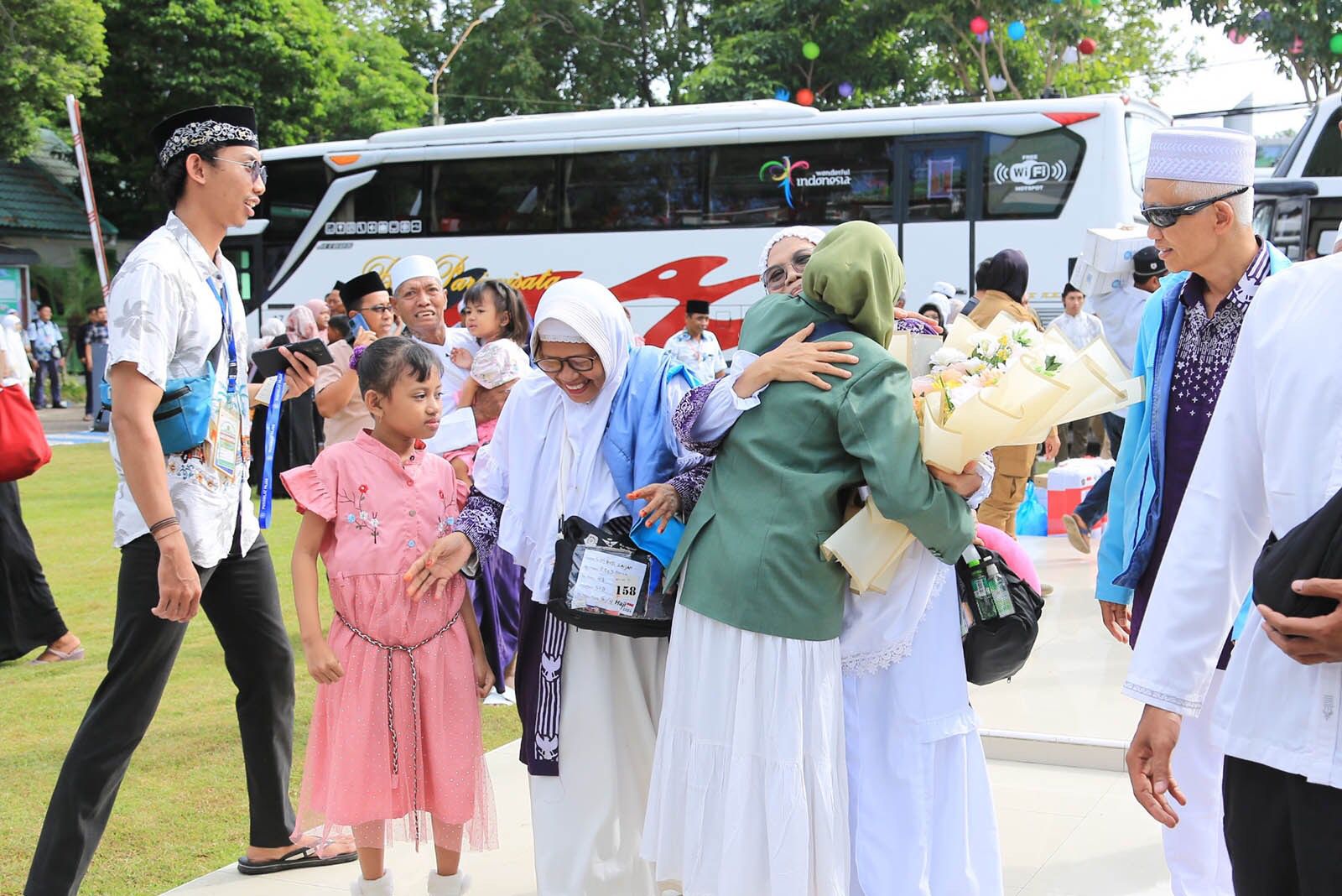 Penjabat (Pj) Wali Kota Nurkholis serta anggota Forkopimda, tokoh agama, dan kepala perangkat daerah menyambut jemaah haji di pintu utama kantor Wali Kota Probolinggo, Kamis (4/7/2024). (Foto: Istimewa) 