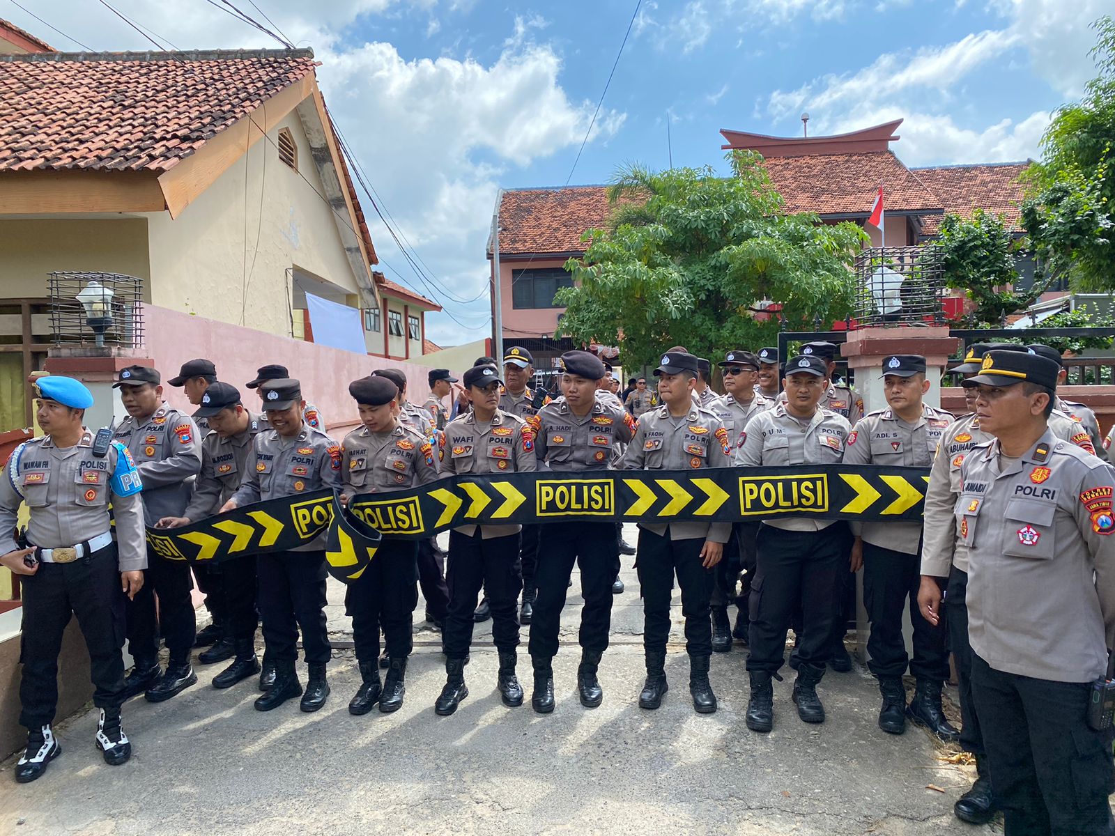 Polres Sumenep mengawal aksi demonstrasi yang digelar Lembaga Barisan Investigasi dan Informasi Keadilan (BIDIK) bersama Gerakan Aksi Mahasiswa Sumenep, Senin (8/7/2024). (Foto: Serikat News) 