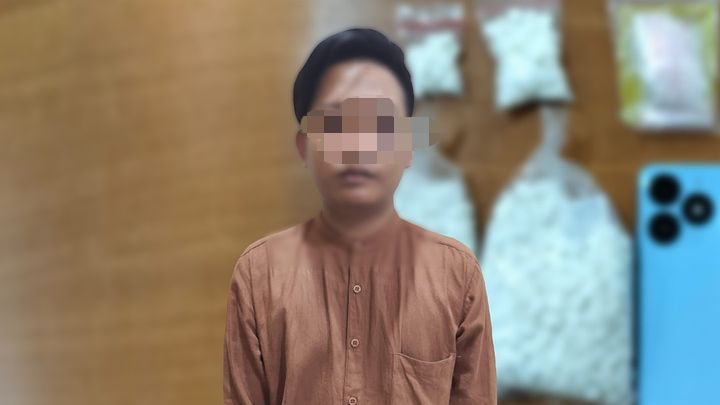 Seorang warga Kecamatan Dringu, Kabupaten Probolinggo, diringkus polisi karena mengedarkan pil koplo berlogo Y. (Foto: Istimewa) 