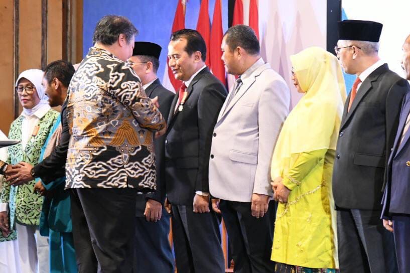 Penjabat (Pj) Wali Kota Probolinggo, Nurkholis dianugerahi sebagai Tokoh Penggerak Koperasi Madya Tingkat Nasional oleh Menteri Koordinator Bidang Perekonomian RI, Airlangga Hartarto. (Foto: Istimewa) 