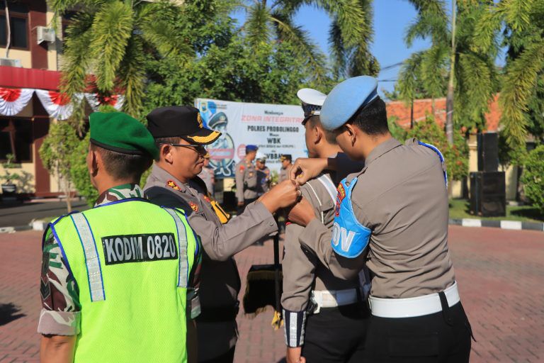 Kapolres Probolinggo saat pimpin apel, Senin (15/7/2024). (Foto: Istimewa) 