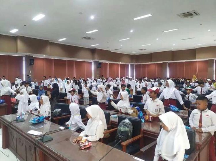 Santunan diserahkan secara simbolis kepada 180 anak di ruang pertemuan Tengger Kantor Bupati Probolinggo. (Foto: Istimewa) 
