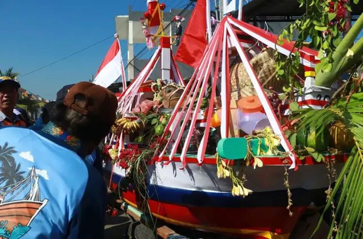Warga Desa Kalibuntu mengikuti prosesi larung sesaji di laut dalam kegiatan petik laut. (Foto: Istimewa) 