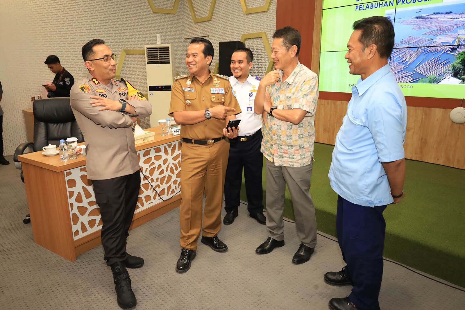 Pemkot Probolinggo menggelar pertemuan di Ruang Command Center untuk menyelesaikan masalah antara PT KTI dan KSOP Probolinggo. (Foto: Istimewa) 